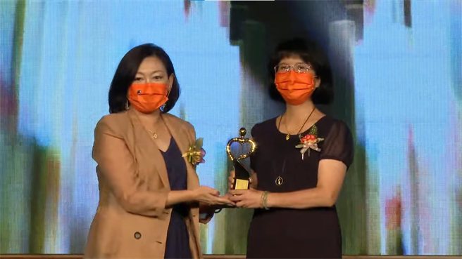 八里疗养院护理长赖碧莲（右）曾参与武汉专机返台，荣获「台湾杰出护理人员奖－专业贡献奖」。（图取自护理师公会全联会）