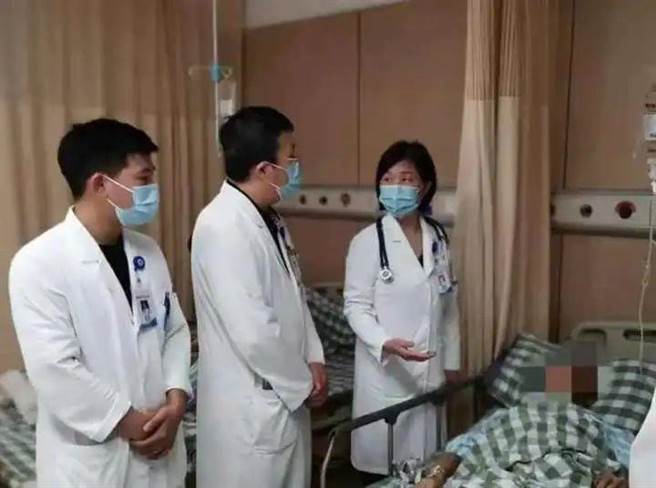 浙江女子10天前看人杀鸭感染鹦鹉热：39℃高烧，乏力乾咳。经潘红英(右一）等医师救治成功。（钱江晚报）