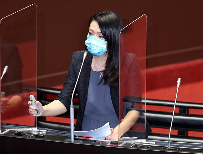 民眾党立委高虹安今天在立院质询时指出，口罩预约系统委托关贸网路公司的劳务採购，去年决标价3826万，今年2840万，但口罩预约流量已大幅降低，且不是新建系统，怎么还会编如此鉅额预算？（资料照，姚志平摄）
