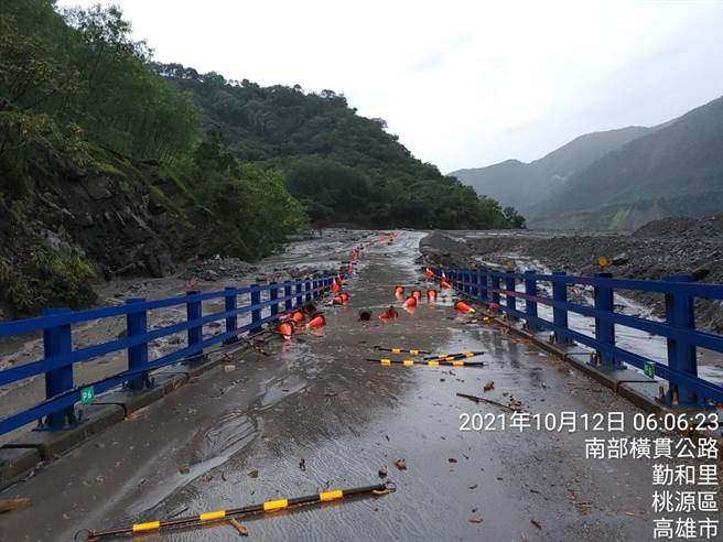 受到颱风圆规外围环流影响，高雄市桃源区玉穗溪上游雨量24小时累积雨量达116毫米，土石流掩埋明霸克露桥便道。（交通部公路总局提供／林瑞益高雄传真）