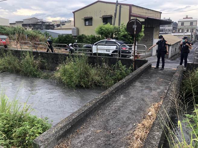 今天上午8點左右有民眾經過彰化縣埔心鄉源泉路時，發現遠處一名男子騎乘腳踏車跌落路旁排水溝，嚇得他趕緊打電話報警。(警消提供／吳建輝彰化傳真)