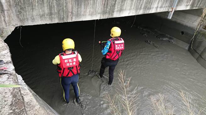 因昨天晚間山上雨勢，造成下游排水溝水流湍急，報案的民眾一轉眼就不見落水男子，目前警消關閉上游水門，正全力搜救當中。(警消提供／吳建輝彰化傳真)