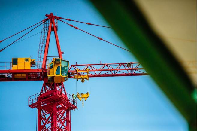 从镜头看见劳工的故事，台中市职安卫摄影比赛成绩出炉，「安全之影」主题第一名盘林鸿铭的作品《高空作业》。（台中市府提供／卢金足台中传真）