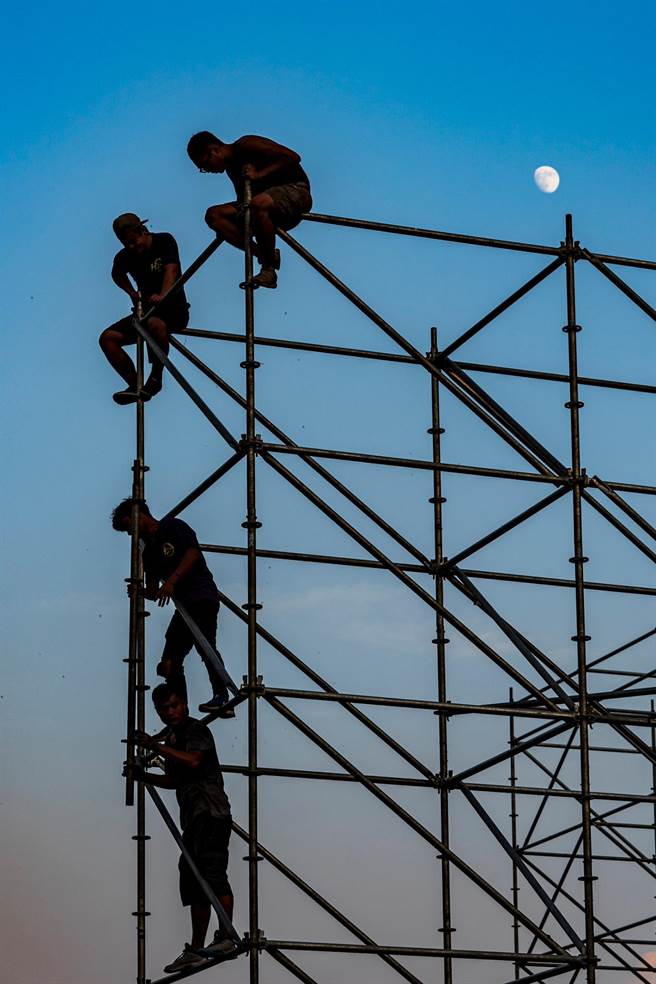 参赛者吴朝槐作品《协力》，获特别主题「危害之影」优选。（台中市府提供／卢金足台中传真）