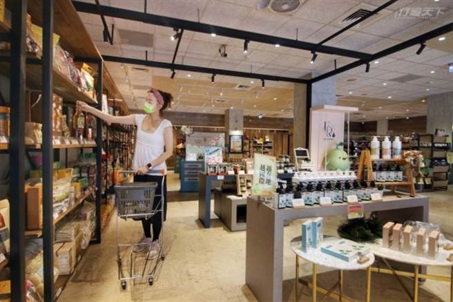 颠覆传统超市印象，改装后的展售空间令人眼睛一亮，既文青又时尚。(图/行遍天下)