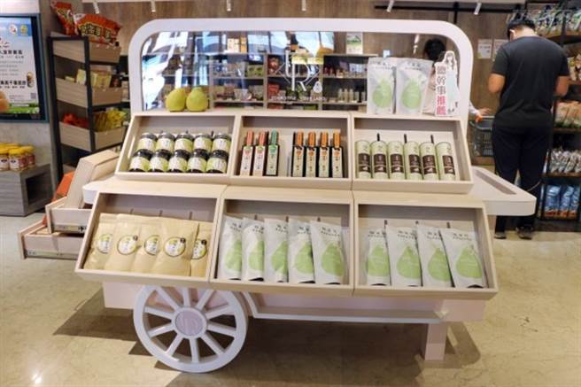 餐车上陈列麻豆文旦系列的点心，举办活动的时候，还可推到户外展售。(图/行遍天下)