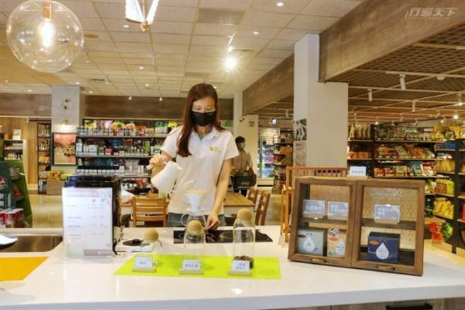 「柚花咖啡吧」展售在地咖啡之外，并供应柚花咖啡、柚花红茶、拿铁、美式等。购买一杯现场手冲的柚花咖啡，可欣赏职人专业的冲泡方式。(图/行遍天下)