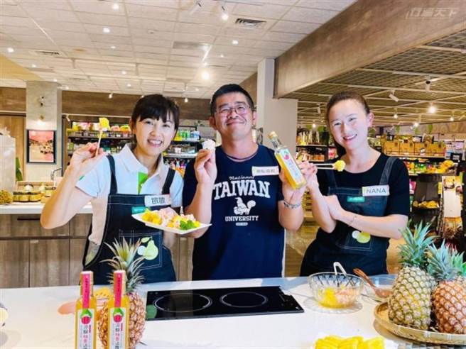 为了帮助农友推广农产品，巧思设计中岛料理台，邀请料理达人及农友现场烹饪教学，并因应疫情调整为线上直播，曾经创下16万人上线观看的纪录。翌日，直播的食材还被蜂拥而至的观眾买爆呢！（图片提供：麻豆农会） 