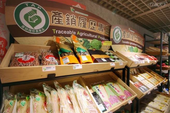 「产销履歷专区」的每样严选蔬果与物产都有身分证与透明生产过程。(图/行遍天下)