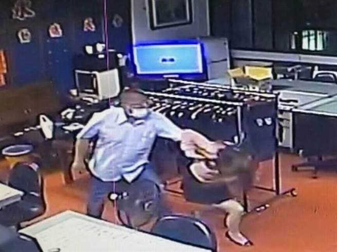 高雄市潘姓女子卖淫3度被警方查获，因不满警方警方针对她，在派出所咆哮脱序，承办巡佐被激怒愤而抓髮，事后遭记过处分。（翻摄照片／石秀华高雄传真）