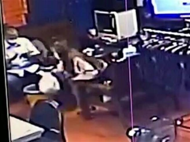 卖淫的潘姓女子当着承办巡佐的面，怒摔警方查扣装卫生纸和保险套的证物塑胶袋。（翻摄照片／石秀华高雄传真）