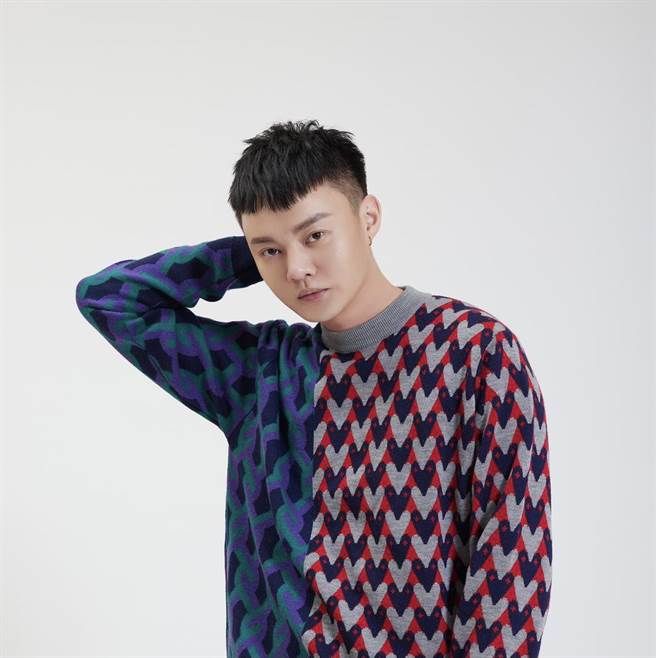 金曲台語歌王許富凱原訂2月首度攻蛋舉辦「拾歌」台北小巨蛋演唱會，當時最後考量疫情期間長輩粉絲健康、南北通車的風險，決定忍痛宣告演唱會暫時延期。（中時提供）