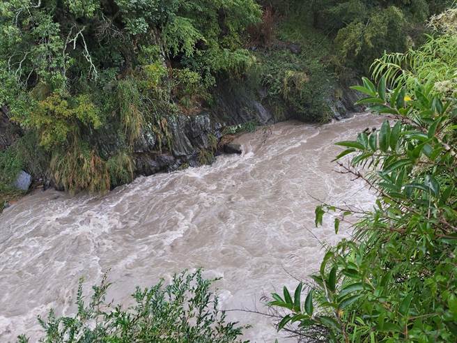 圆规颱风带来丰沛雨量，台中山区溪水暴涨，搜救不易。（台中市消防局提供／王文吉台中传真）