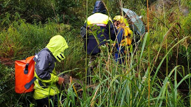 搜救人员冒雨搜寻被溪水冲走的李男。（台中市消防局提供／王文吉台中传真）