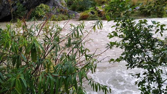 圆规颱风带来丰沛雨量，台中山区溪水暴涨，搜救不易。（台中市消防局提供／王文吉台中传真）
