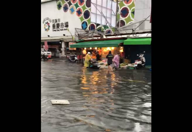 大雨倾盆，花莲重庆市场淹水，积水达脚踝。（翻摄花莲同乡会脸书）