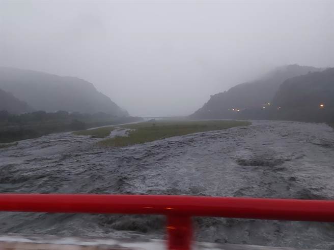 东部两天来降雨量近千，溪水暴涨。（翻摄花莲同乡会脸书）