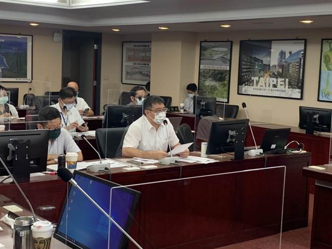 財建委員會今日續審熊好券預算，同時檢視市府道歉函內容，負責督導熊好券案的秘書長陳志銘也列席說明，但多名議員質疑市府仍無悔意。（黃婉婷攝）