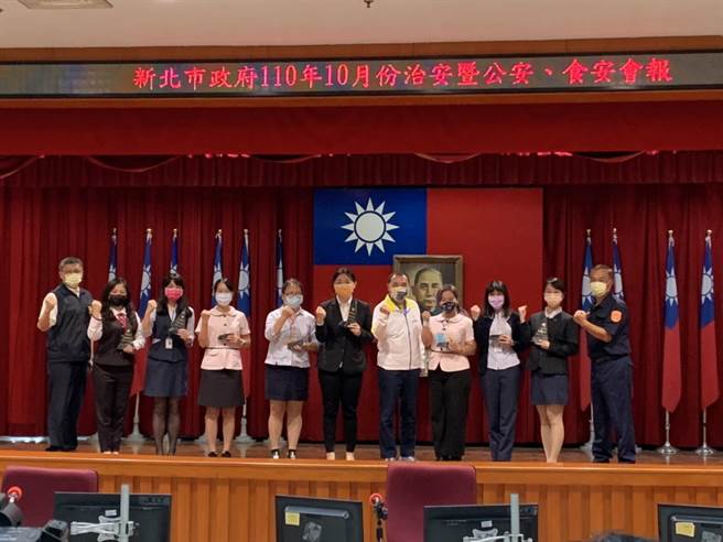 新北市长侯友宜今（12日）上午利用治安会报时间，颁奖表扬拦阻诈有功的金融机构行员及超商店员。（警察局提供）