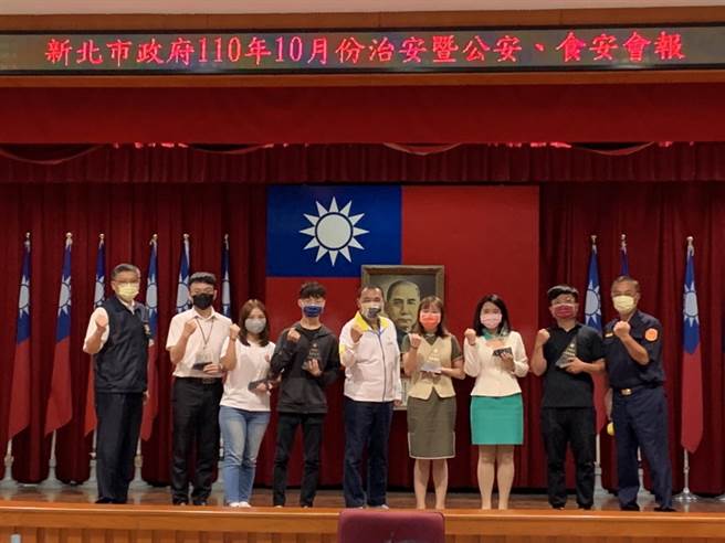 新北市长侯友宜今（12日）上午利用治安会报时间，颁奖表扬拦阻诈有功的金融机构行员及超商店员。（警察局提供）