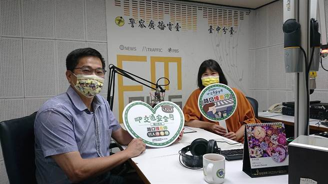 台中市警察局第六分局分局长蔡元戎12日上广播进行犯罪预防及交通安全宣导。（民眾提供／卢金足台中传真）