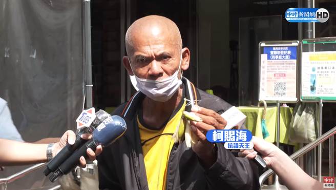 柯赐海手拿玉兰花，称要送给大法官，期待他能高风亮节，救台湾、救司法。（图／中时新闻网直播画面）