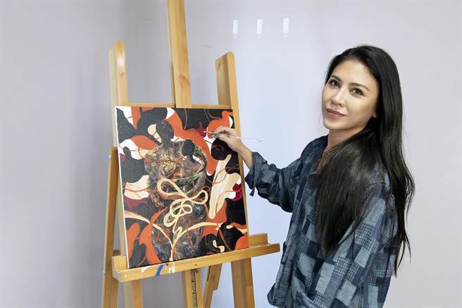 艾怡良用繪畫為新專輯藝術開場。（EMI唱片提供）