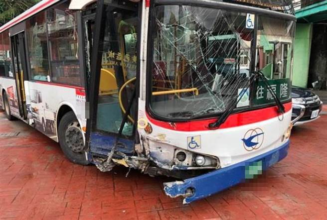 55岁王姓驾驶今（12日）中午12时许，驾驶791公车行经新北市瑞芳区台2线、滨海公路靠近蝙蝠洞附近，正准备驶入隧道时，疑因打滑自行衝撞路旁护栏，造成车上3人轻伤送医。（翻摄）