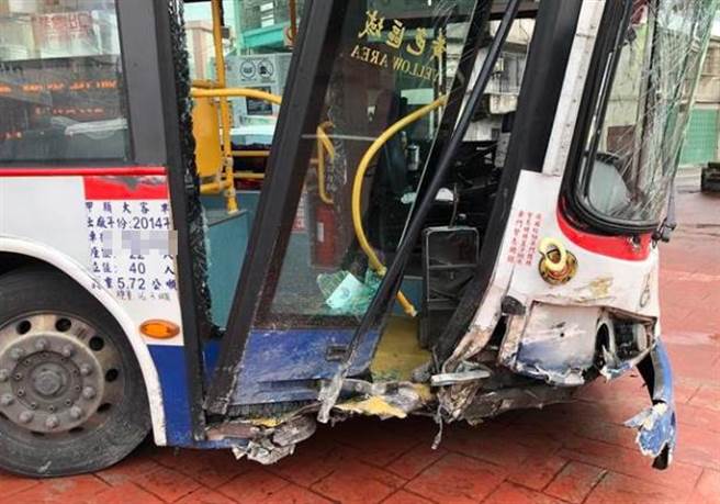 55岁王姓驾驶今（12日）中午12时许，驾驶791公车行经新北市瑞芳区台2线、滨海公路靠近蝙蝠洞附近，正准备驶入隧道时，疑因打滑自行衝撞路旁护栏，造成车上3人轻伤送医。（翻摄）