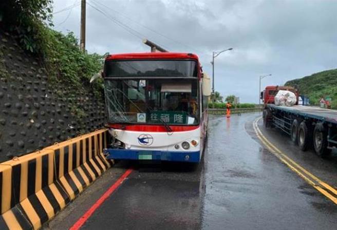 55岁王姓驾驶今（12日）中午12时许，驾驶791公车行经新北市瑞芳区台2线、滨海公路靠近蝙蝠洞附近，正准备驶入隧道时，疑因打滑自行衝撞路旁护栏，造成车上3人轻伤送医。（翻摄）