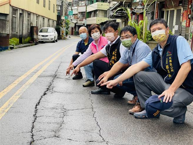 台中市大雅区秀山路年久失修，立委杨琼璎（右四）争取重新刨舖。（王文吉摄）