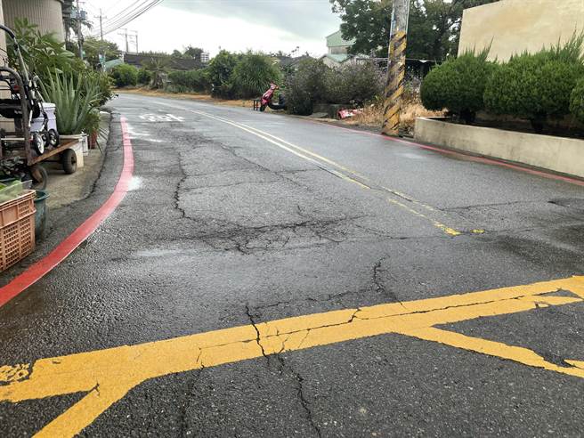 秀山路路面凹凸不平、破损严重，路况相当差。（王文吉摄）