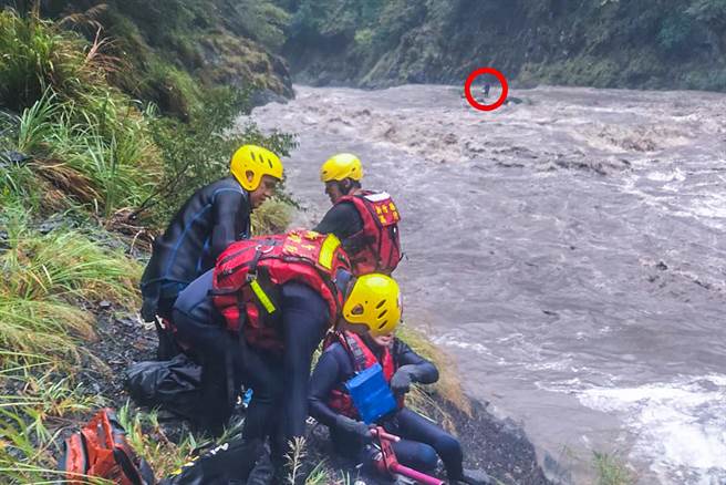 尖石秀峦泰冈野溪温泉6名露营客受困沙洲，新竹县消防局人员展开营救，救援过程最为惊心动魄。（新竹县消防局提供／罗浚滨新竹传真）