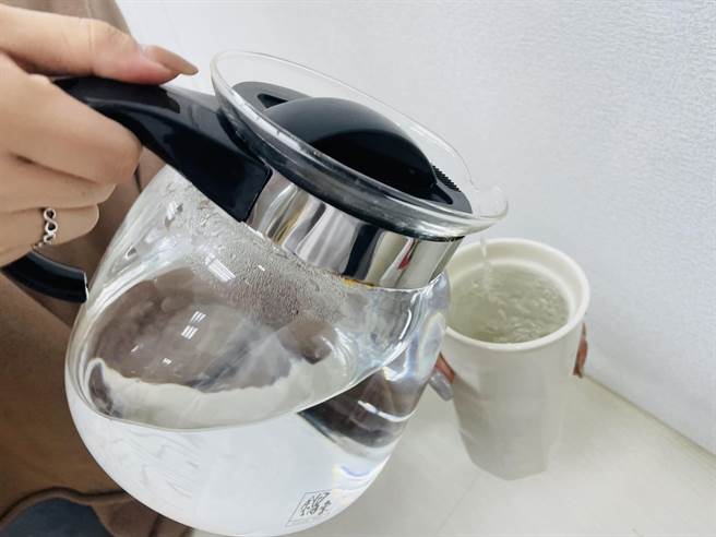 为预防扁条腺发炎，部立桃园医院医护呼吁民眾勿熬夜、每日饮水量要达2000毫升。（陈梦茹摄）