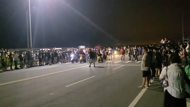 上百名群眾違規車聚，在彰濱工業區、田中高鐵站區道路車聚危險高速競駛，觀戰者不斷叫喊吆喝。（警方提供／謝瓊雲彰化傳真）