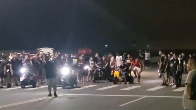 上百名群眾違規車聚，在彰濱工業區、田中高鐵站區道路車聚危險高速競駛，觀戰者不斷叫喊吆喝。（警方提供／謝瓊雲彰化傳真）