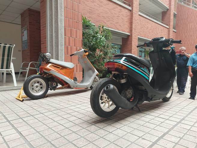 彰化县警察局专案小组查扣两辆改装机车，车龄超过20年二行程Dio小50机车，每辆都投入至少10万元重金改造成竞速战车。（谢琼云摄）