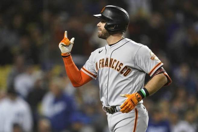 巨人队隆格利亚击出致胜的阳春全垒打。（美联社）