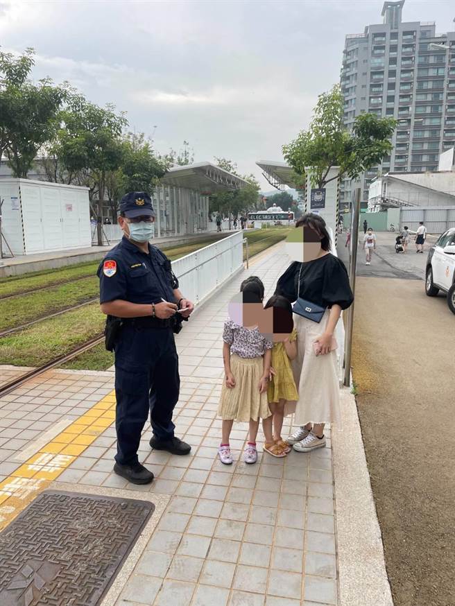 高雄市1名5歲女童被父母遺留在輕軌月台上，捷運警察幫助女童和父母團圓。（翻攝照片／石秀華高雄傳真）