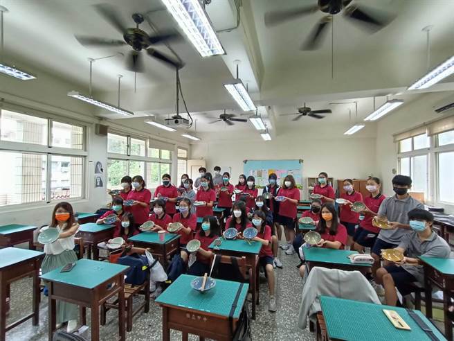 大甲高中美工科今年復科招收首屆學生，開學僅1個多月，全班32位學生完成第一件作品配釉陶碗及木筷。（陳淑娥攝）