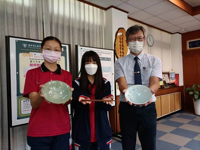 學生莊釧灝（中）、劉姍菱（左）表示，拿著自己獨一無二的作品陶碗打飯菜，真的很有成就感。（陳淑娥攝）