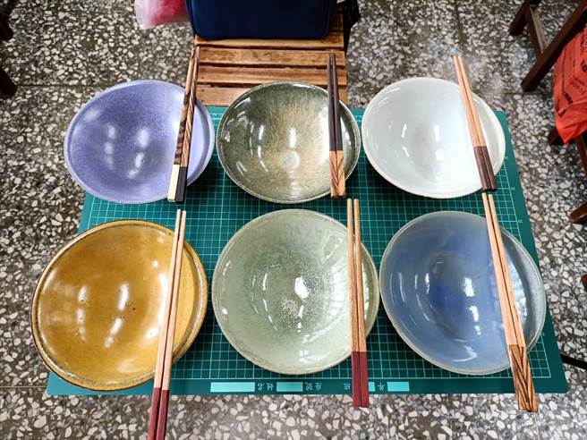 每一副陶碗及木筷都是獨一無二。（陳淑娥攝）