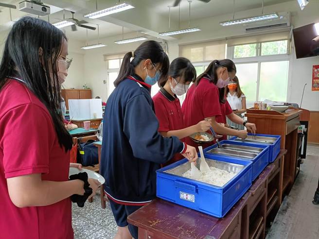 全班32位學生每天以陶碗用午膳，吃起來特別香。（陳淑娥攝）