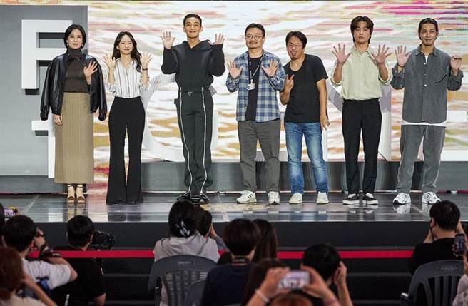 《地獄公使》主演們出席「釜山國際電影節」，左起金賢珠、元真兒、劉亞仁、導演延尚昊、梁益準、朴正民、金道允。(圖／翻攝自韓網)