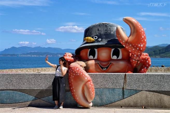 龟吼渔港旁的螃蟹主题公园，规划有各种Q版螃蟹装置艺术。(图/行遍天下)