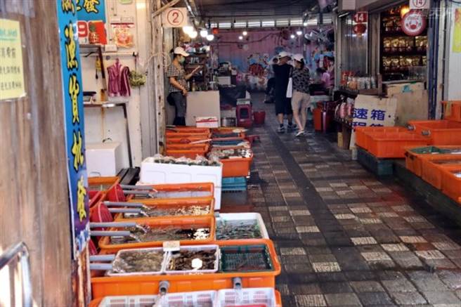 龟吼渔夫市集有数十摊海鲜摊商。(图/行遍天下)