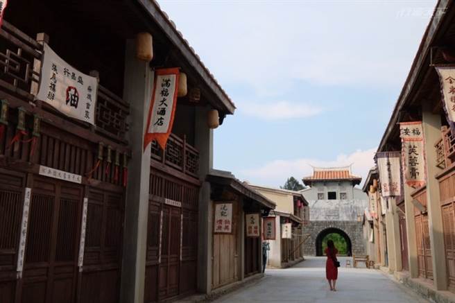 已經開放預約參觀的岸內糖廠，重現了漢人街市場景。(圖/行遍天下)