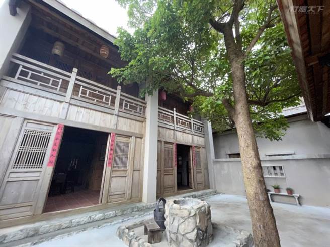 唯一開放入內的海關醫館中間庭院還保留著大樹。(圖/行遍天下)