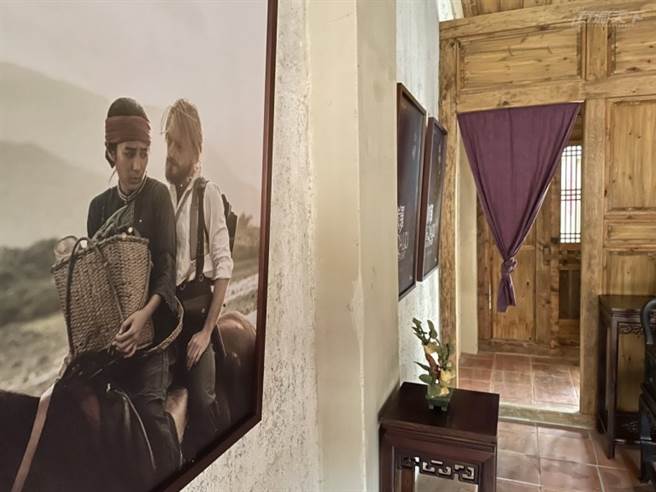 醫館內第一進設有劇照讓遊客能重溫劇情。(圖/行遍天下)