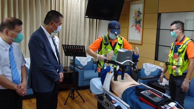 强化云林救护量能，立委林文瑞（左二）捐赠云林县消防局自动心肺復甦机、防毒面具。（云林县消防局提供／张朝欣云林传真）